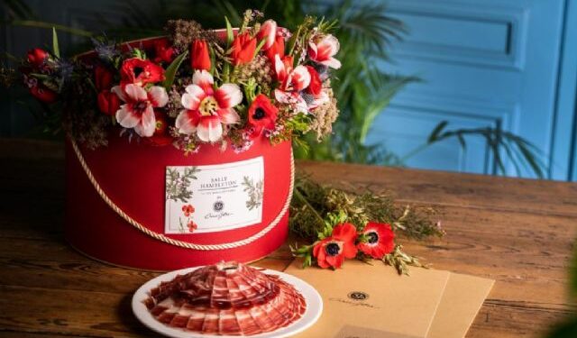 EMPRESA / Si me quieres, muéstramelo con flores y jamón, cinco jotas