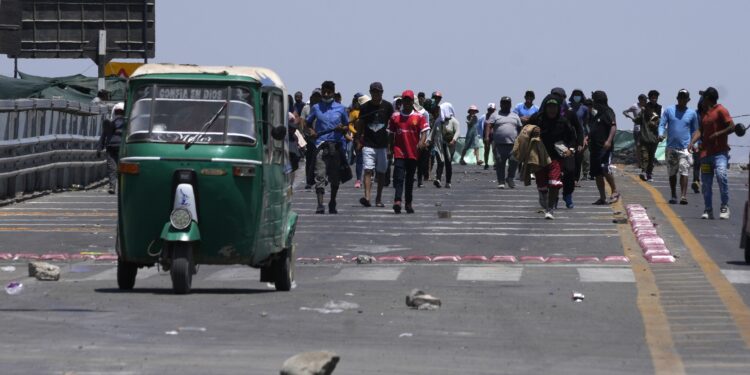 Manifestantes marchan sobre la Autopista Panamericana durante un bloqueo en protesta contra el gobierno de la presidenta Dina Boluarte, el viernes 6 de enero de 2023, en Ica, Perú. (AP Foto/Martin Mejia)