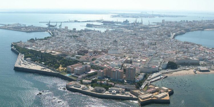 El BOJA publica la declaración de zona de gran afluencia turística a efectos de horarios comerciales en Cádiz