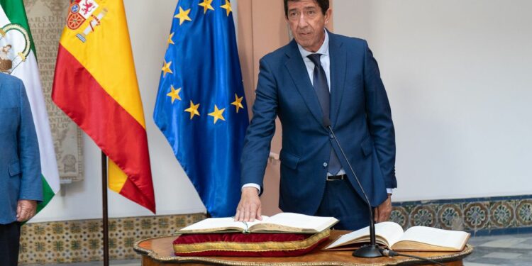 El CES avala una norma de turismo que impulsó Juan Marín
