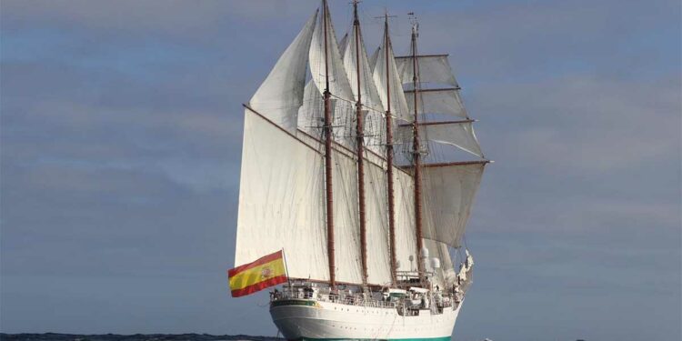 El Juan Sebastián Elcano zarpa de Cádiz para iniciar su 95 crucero de instrucción