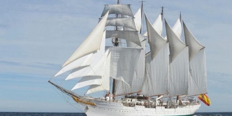 El Juan Sebastián de Elcano inicia su Crucero de Instrucción