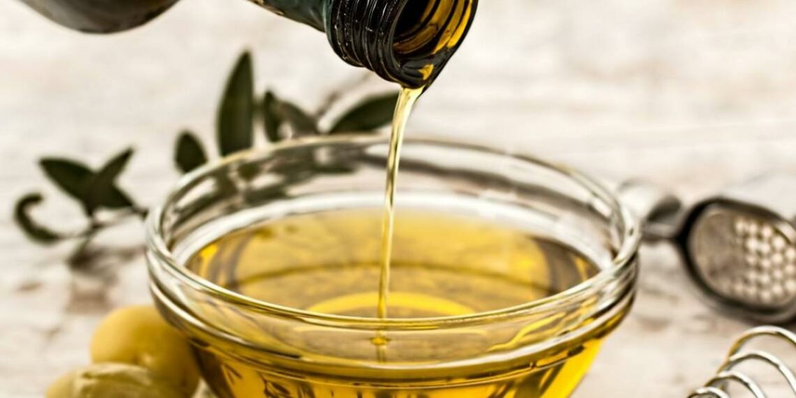 El aceite de orujo de oliva es más saludable que el de girasol según un estudio científico