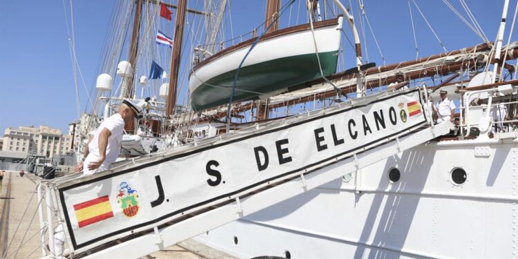 El buque escuela Elcano continuará en su 95 crucero de instrucción su investigación sobre el cambio climático