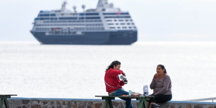El crucero Azamara Pursuit arribó a Puerto Madryn