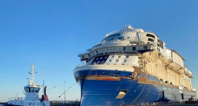 El crucero Celebrity Ascent toca el agua por primera vez