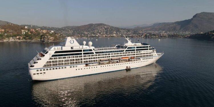 El crucero Ms Insignia arriba a Zihuatanejo