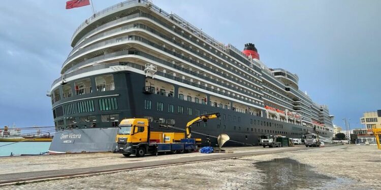 El crucero ‘Queen Victoria’ entra en Navantia Cádiz para una reparación de urgencia