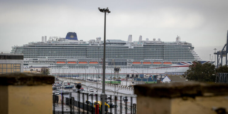 El primer crucero de 2023 llega al puerto de Cádiz