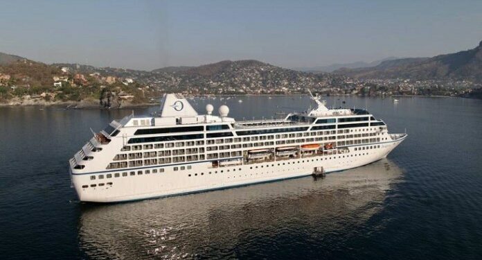 El primer crucero del año en este puerto y de la temporada permanece fondeado en la bahía de Zihuatanejo