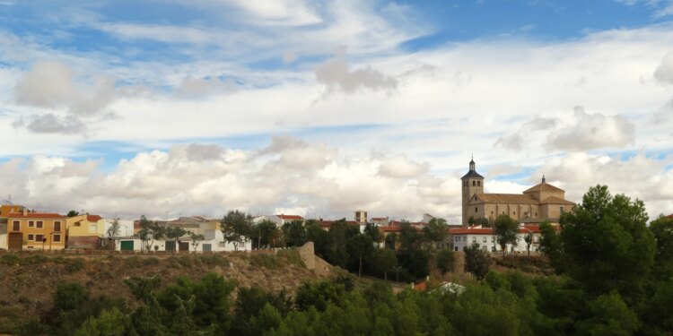 El pueblo de Girona conocido por sus casas de piedra y sus plazas centenarias