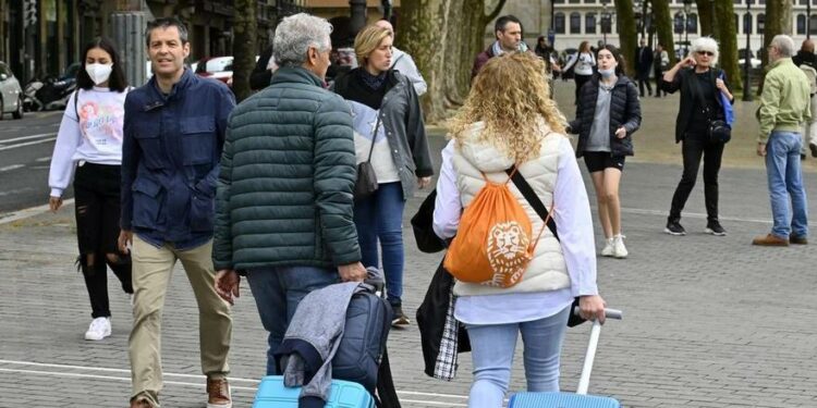 Dos turistas con sus maletas.