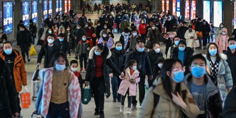 En sus marcas, listos, a viajar... China da luz verde a los viajes turísticos al extranjero | Video