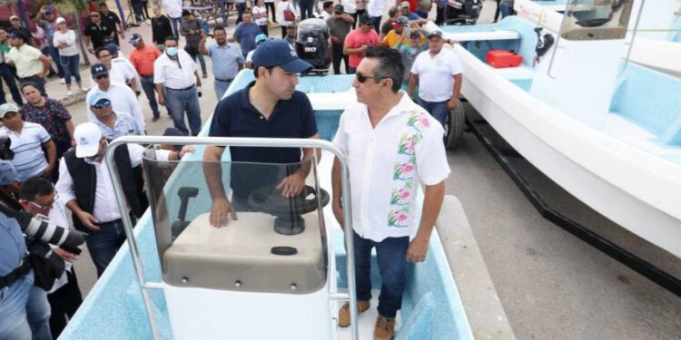 Entregan apoyos en San Felipe para la actividad pesquera y turística
