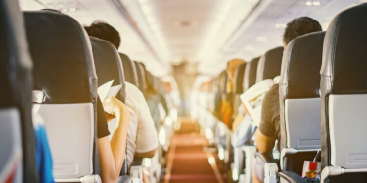 Ex tripulante de vuelo reveló los mejores tips para viajar en clase económica y sentirse en primera
