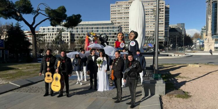 FITUR 2023: Mojigangas de Guanajuato pasean por las calles de Madrid