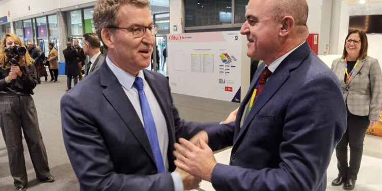 Feijóo visita el stand de Ibiza en Fitur y defiende el crecimiento de la industria turística