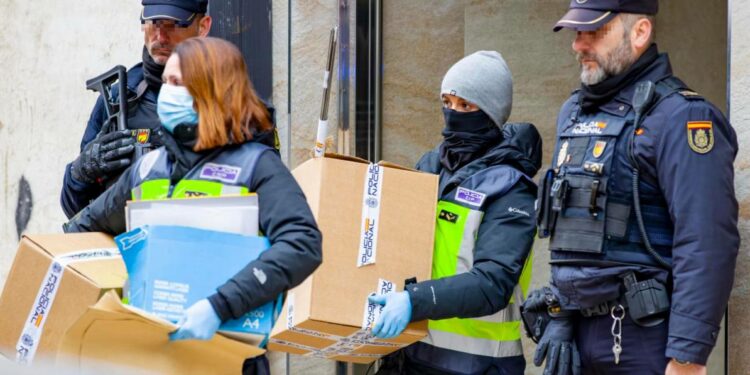 Finaliza el registro y trasladan a Madrid al detenido por cartas pirotécnicas