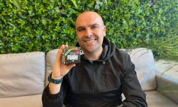 El gijonés Javier Fernández muestra un tarro con el foie gras vegetal que produce. / E. C.