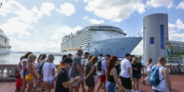 Fotos | Miles de turistas llegan en cruceros al Viejo San Juan
