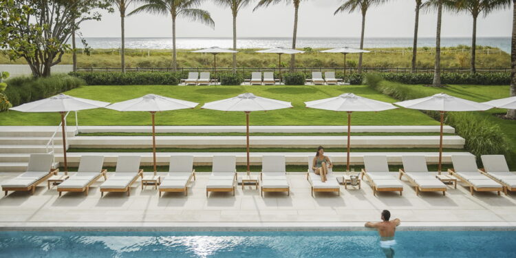 Figuras como Elizabeth Taylor, Winston Churchill y el Shah de Irán han visitado el Four Seasons de Surfside a lo largo de su historia. (Four Seasons)