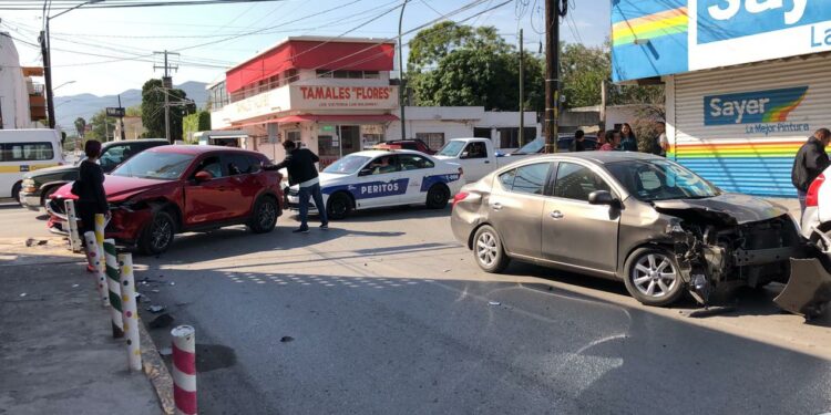 Fuerte choque vehicular en el crucero de calles 21 y Carreta Torres