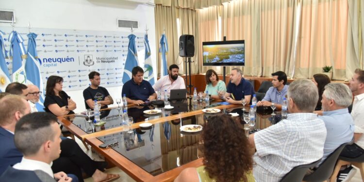 Gaido se reunió con hoteleros y comerciantes neuquinos de cara a la Fiesta Nacional de la Confluencia - Actualidad | NoticiasNQN