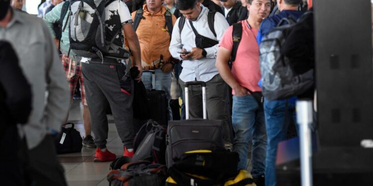 Gobierno recomienda "aplazar" viajes a Perú