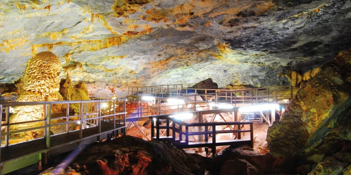 Grutas de Bustamante, la zona geológica hallada de casualidad por un agujero