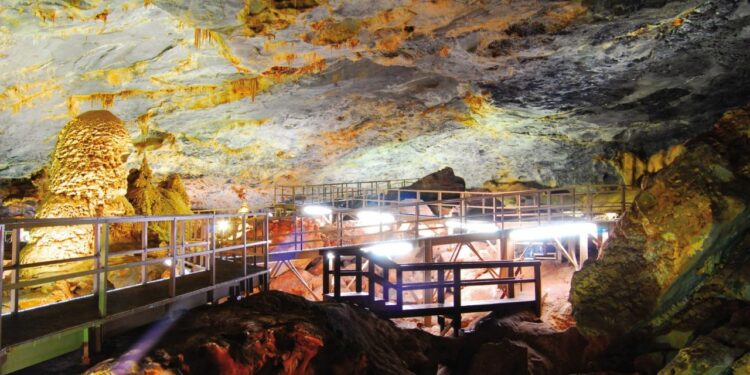 Grutas de Bustamante, la zona geológica hallada de casualidad por un agujero