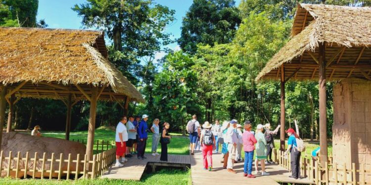 Los pasajeros del primer crucero en Guatemala visitaron el Parque Arqueológico de Quiriguá, el Castillo de San Felipe de Lara, sendero Las Escobas entre otros.dfd