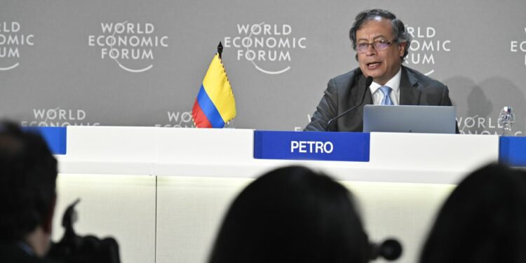 El presidente Gustavo Petro terminó su tercera jornada en el foro de Davos con un emotivo discurso sobre su visión frente al cambio climático y el uso de energías limpias en el planeta.