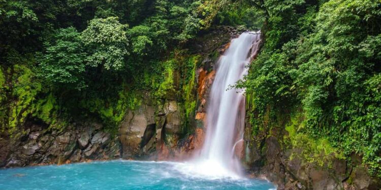 Habilitan visitación a los “Teñideros” del Parque Nacional Volcán Tenorio