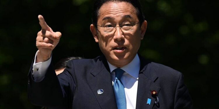 Hijo del primer ministro japonés en la mira por ir de compras y pasear durante viajes oficiales