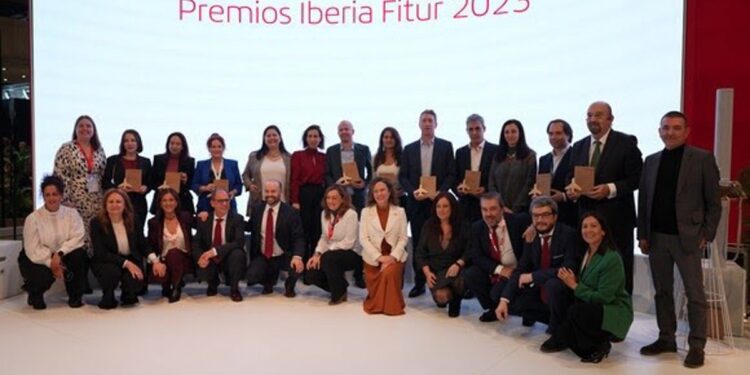 Iberia premia en Fitur a Grupo Santander, Sacyr Latam e IAG7 Viajes, entre otras, por su contribución al turismo