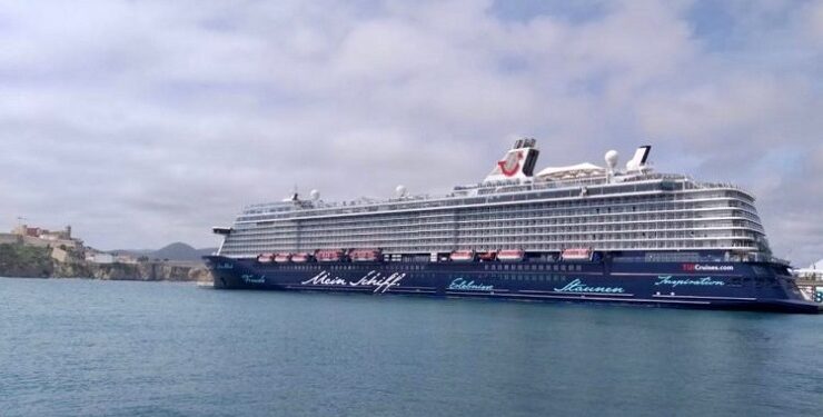 Buque Mein Schiff 6 de TUI Cruises atracado en el puerto de Ibiza (Baleares) | Foto: Puente de Mando