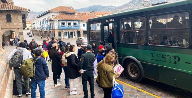 Turistas extranjeros en Cusco tratando de ser evacuados en los autobuses dispuestos por el Ministerio de Turismo. Fuente: Mincetur.