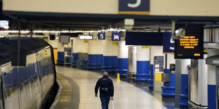 Un pasajero camina por la estación Euston durante una huelga de servicio de trenes en demanda de mayores salarios, en Londres, el 3 de enero de 2023. (Stefan Rousseau/PA vía PA)