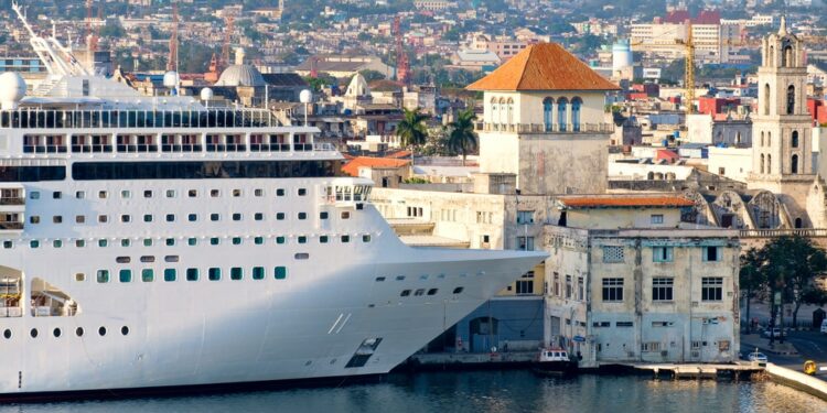 Juez de EE.UU. desestima demanda contra empresas de cruceros en Cuba