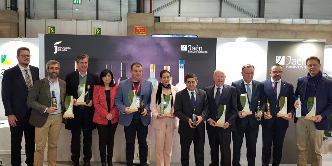 La Diputación entrega en Fitur los reconocimientos a las empresas productoras de los aceites Jaén Selección 2023