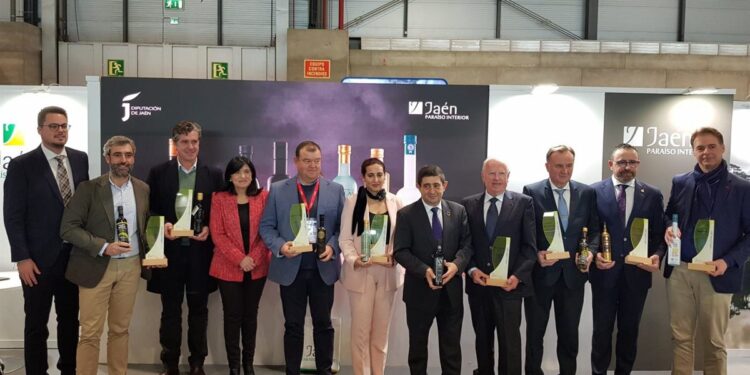La Diputación entrega en Fitur los reconocimientos a las empresas productoras de los aceites Jaén Selección 2023