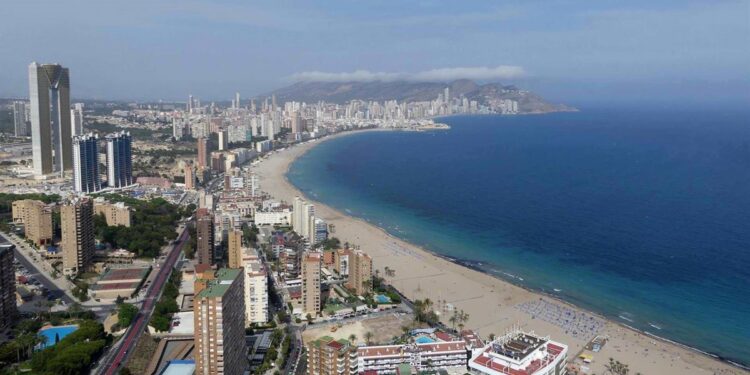 La Generalitat lanza los primeros 6.000 Bonos Viaje de 2023