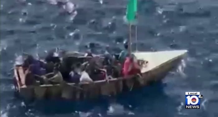 La Guardia Costera busca un bote de migrantes volcado luego de que el segundo fuera rescatado por crucero