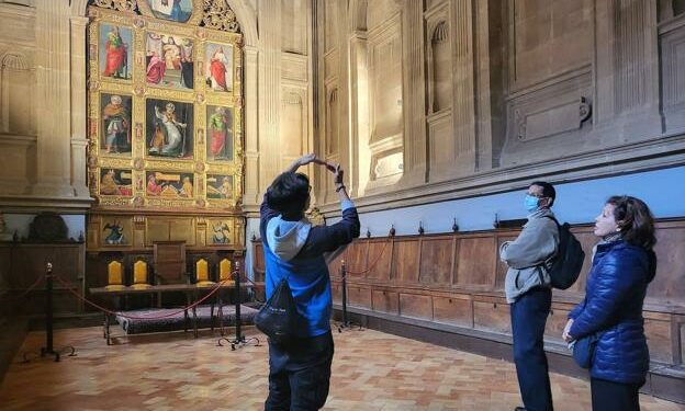 Turistas en la Catedral. /CLÁRITAS tURISMO