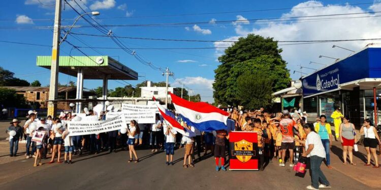 La Nación / Multitudinaria marcha por militar desaparecido