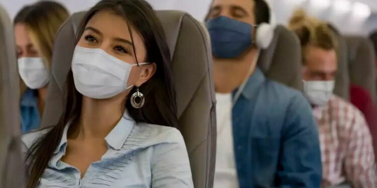 La OMS insta a los viajeros a volver a las mascarillas