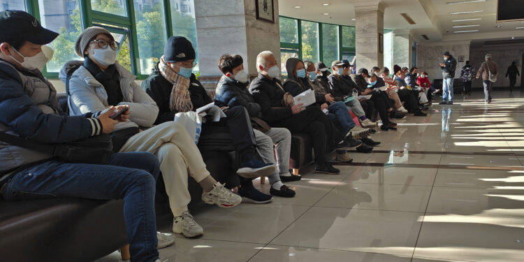Familiares de fallecidos esperan a que se complete el proceso de cremación en un recinto funerario en Shanghái, China, el 4 de enero de 2023. (Chinatopix Via AP)