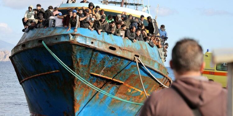 FOTO DE ARCHIVO: Migrantes a bordo de un barco pesquero en el puerto de Paleochora, tras una operación de rescate frente a la isla de Creta, Grecia, 22 de noviembre de 2022. REUTERS/Stringer