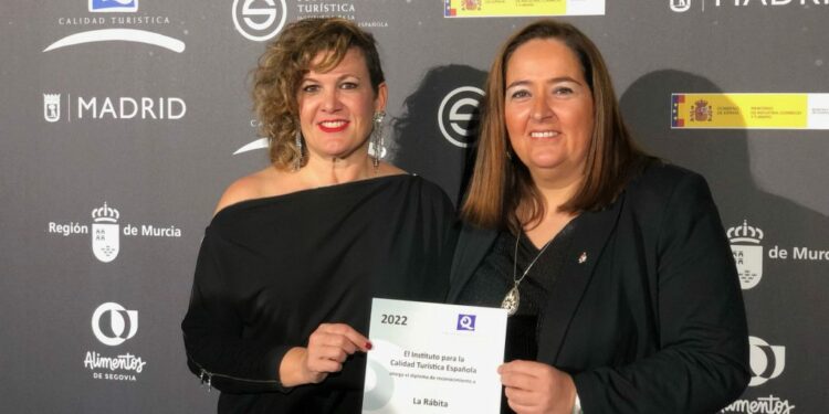 La alcaldesa de Albuñol recoge en Madrid la certificación ‘Q’ de Calidad Turística a la Playa de La Rábita