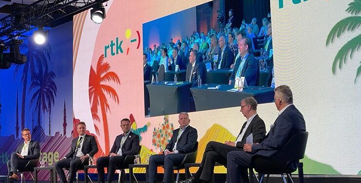 Moderador: Klaus Hildebrandt, editor fvw|TravelTalk; Norbert Fiebig, presidente de DRV; Ralph Schiller, CEO FTI Group; Hubert Kluske, CCO TUI Alemania; Deniz Ugur, CEO Bentour; Lars Helmreich director gerente de rtk | Foto: Tourinews©